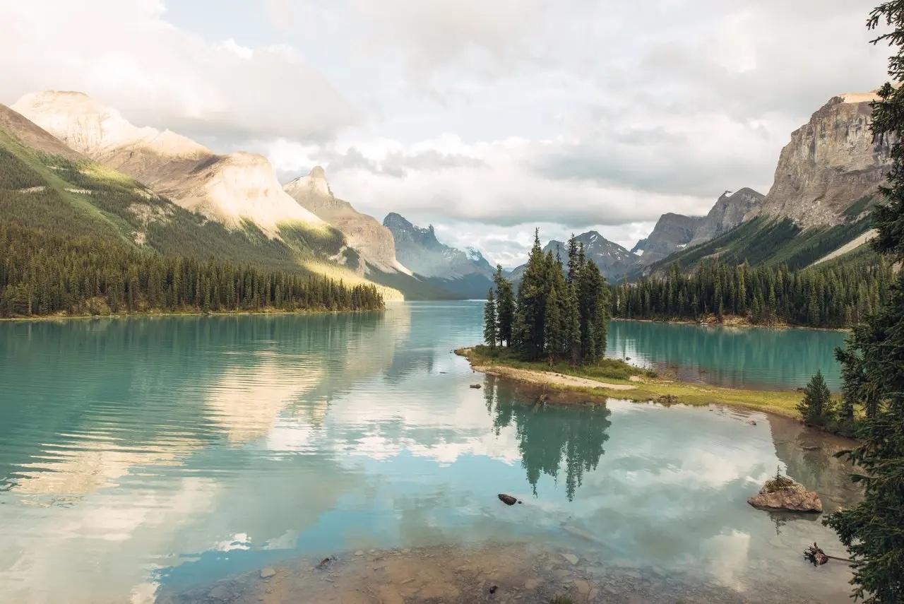 Lake Louise at the base of a mountain