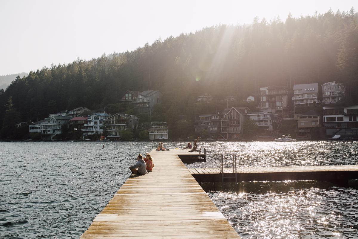 卡尔图斯湖(Cultus Lake)湖滩和码头。图片来源：Destination BC/Local Wanderer